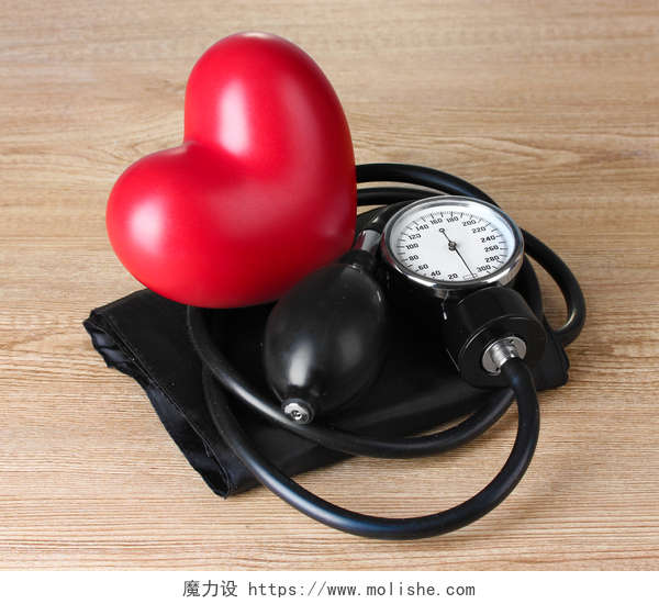 木质桌子上的黑色血压计和心黑眼压计和木制背景上的心